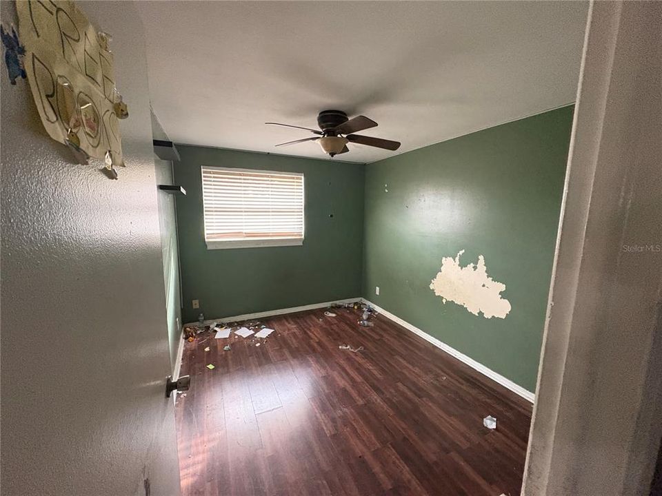 Activo con contrato: $239,000 (4 camas, 2 baños, 1621 Pies cuadrados)