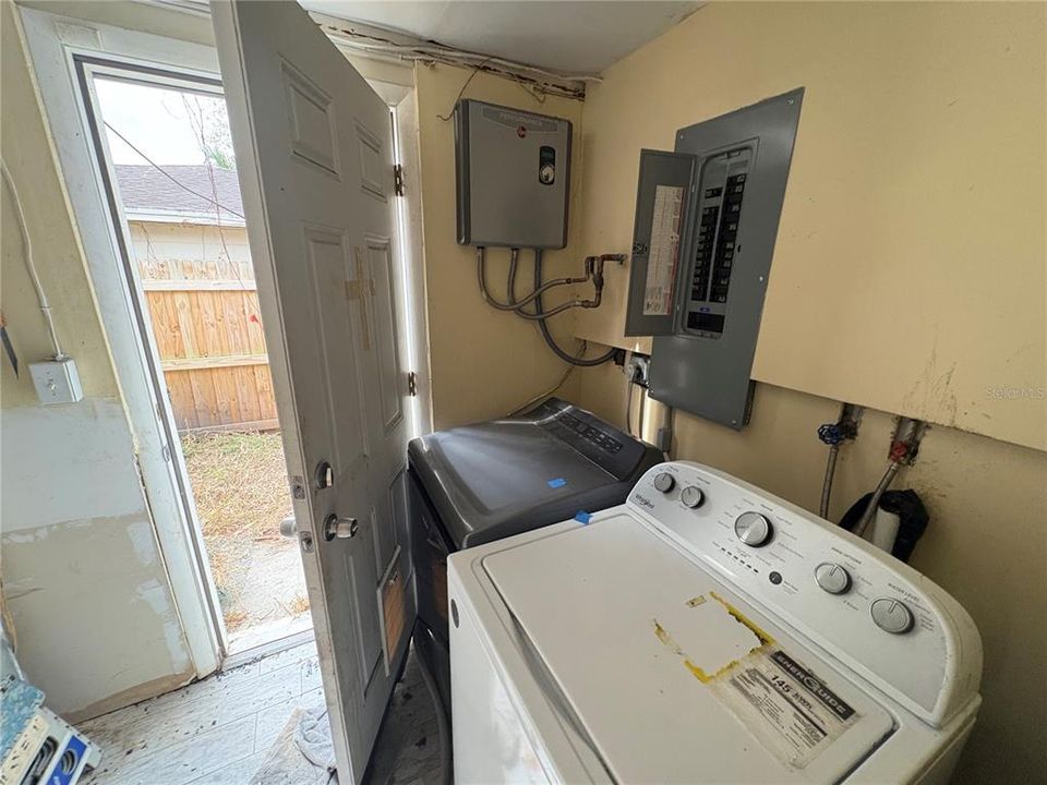 Activo con contrato: $239,000 (4 camas, 2 baños, 1621 Pies cuadrados)