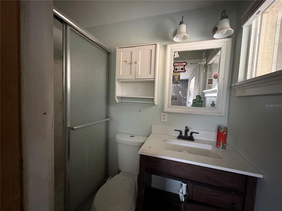 Activo con contrato: $239,000 (4 camas, 2 baños, 1621 Pies cuadrados)