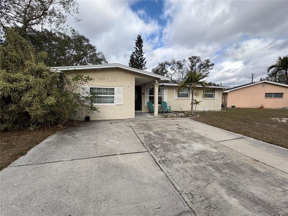 Activo con contrato: $239,000 (4 camas, 2 baños, 1621 Pies cuadrados)