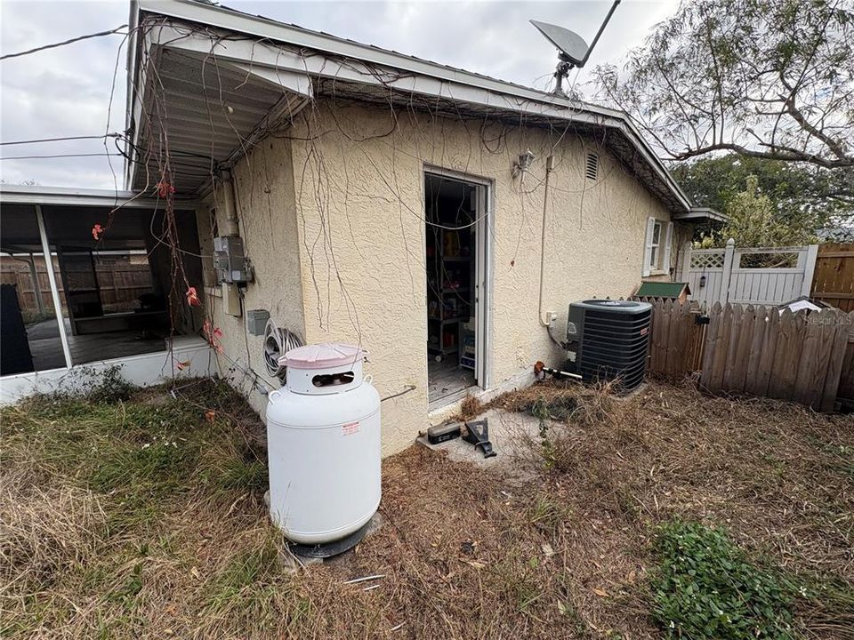Activo con contrato: $239,000 (4 camas, 2 baños, 1621 Pies cuadrados)