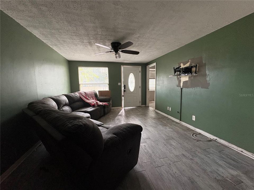 Activo con contrato: $239,000 (4 camas, 2 baños, 1621 Pies cuadrados)
