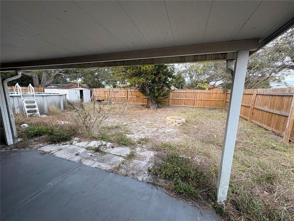 Activo con contrato: $239,000 (4 camas, 2 baños, 1621 Pies cuadrados)