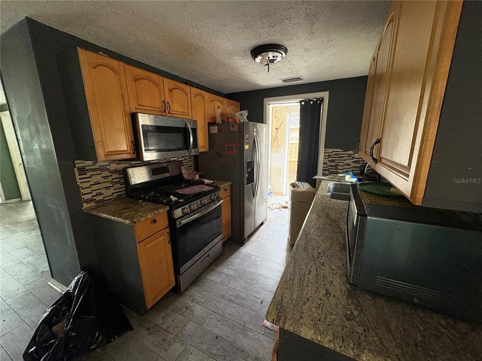 Activo con contrato: $239,000 (4 camas, 2 baños, 1621 Pies cuadrados)