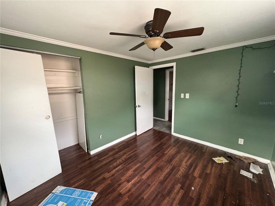 Activo con contrato: $239,000 (4 camas, 2 baños, 1621 Pies cuadrados)