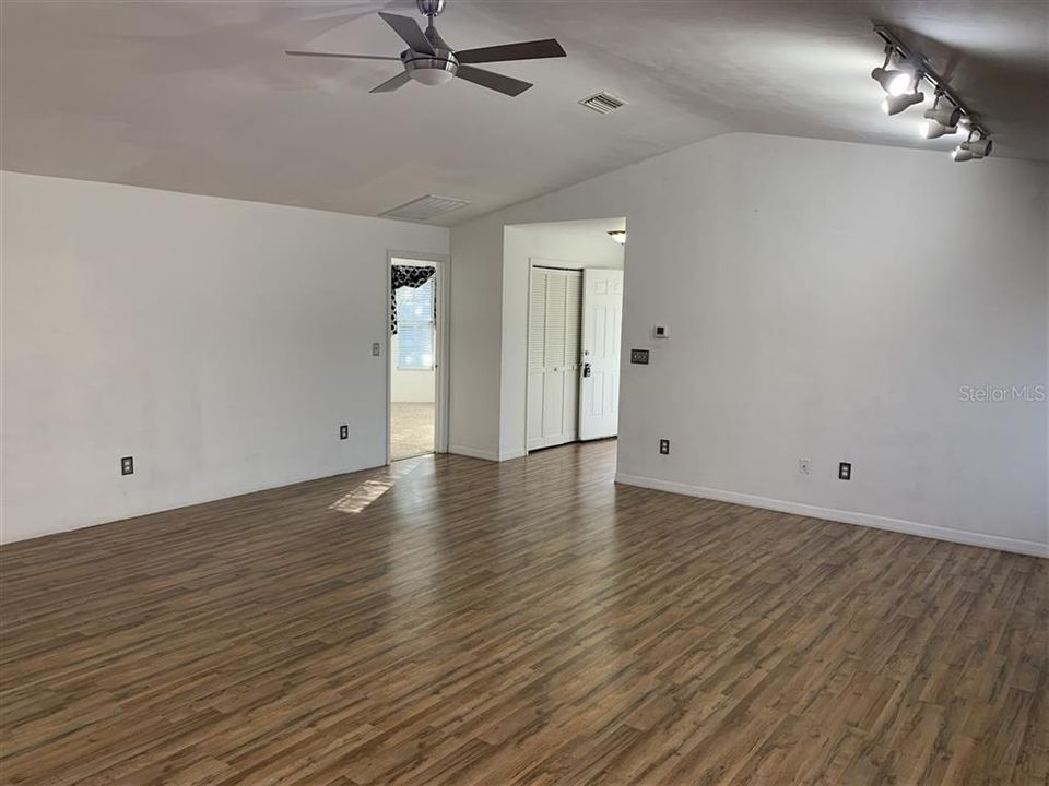 En Venta: $235,900 (3 camas, 2 baños, 1590 Pies cuadrados)