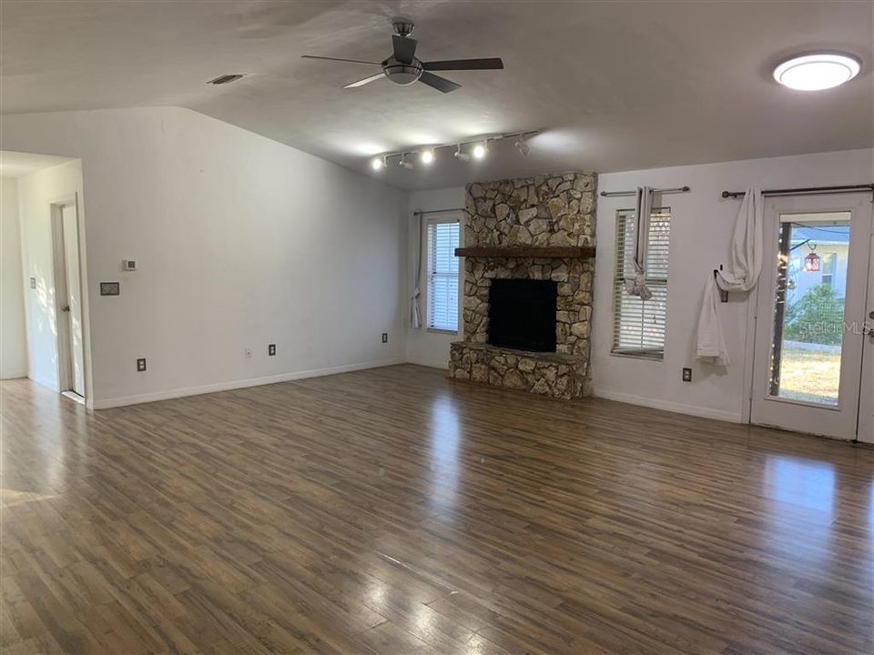 En Venta: $235,900 (3 camas, 2 baños, 1590 Pies cuadrados)