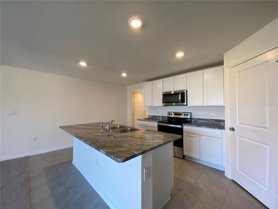 For Rent: $1,695 (4 beds, 2 baths, 1864 Square Feet)