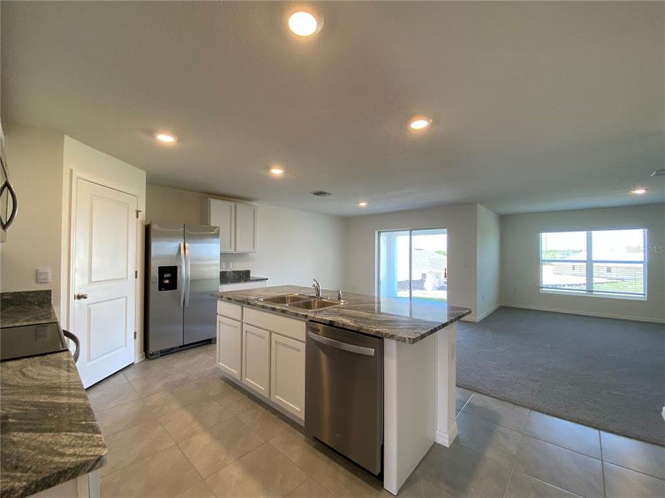 For Rent: $1,695 (4 beds, 2 baths, 1864 Square Feet)
