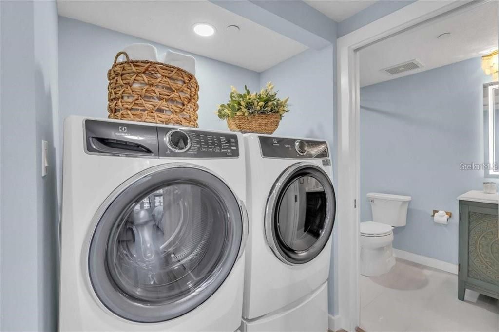 For Sale: $1,695,000 (2 beds, 2 baths, 1585 Square Feet)