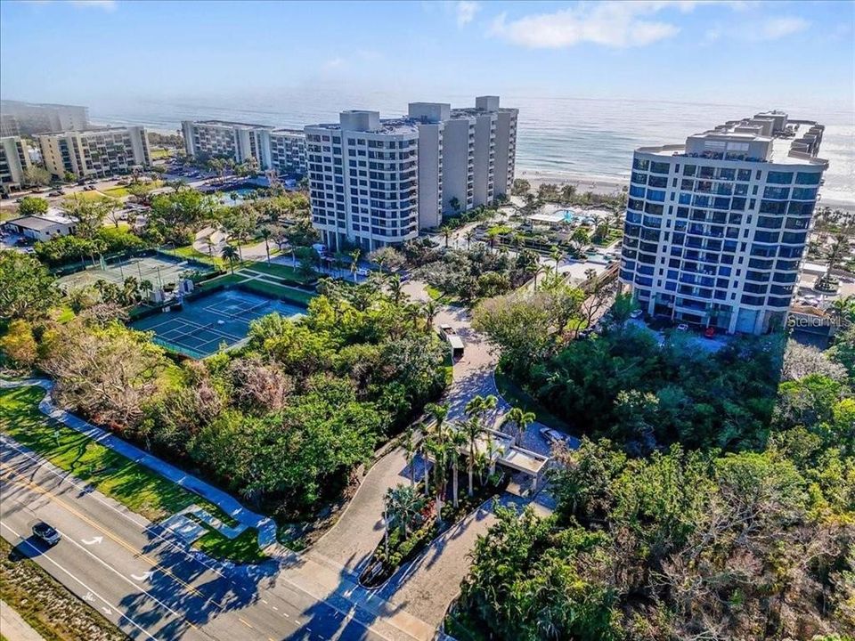 For Sale: $1,695,000 (2 beds, 2 baths, 1585 Square Feet)