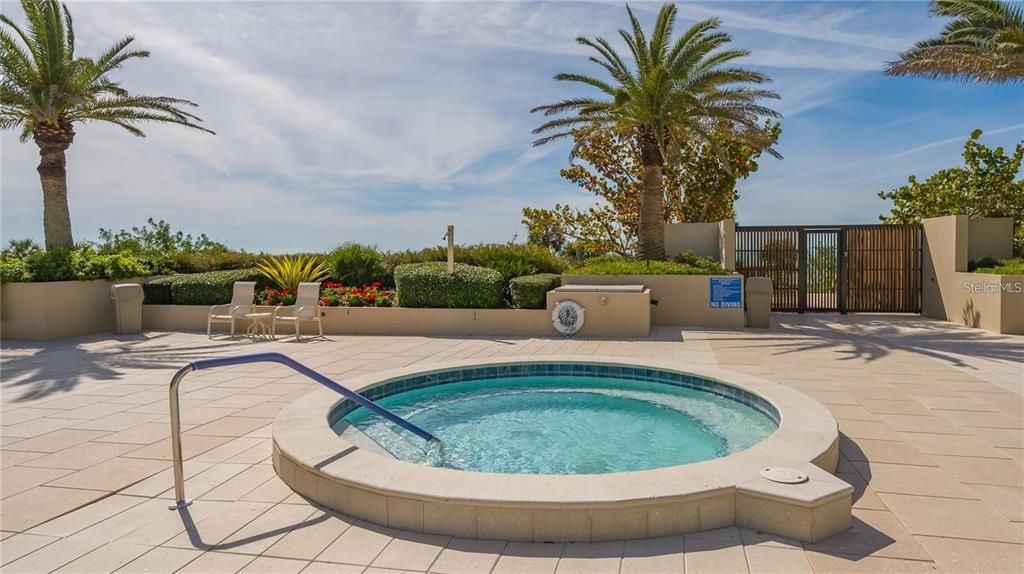 For Sale: $1,695,000 (2 beds, 2 baths, 1585 Square Feet)