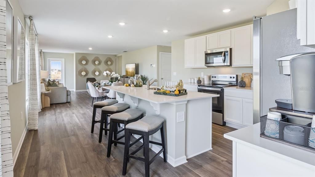 Activo con contrato: $325,990 (4 camas, 2 baños, 1665 Pies cuadrados)