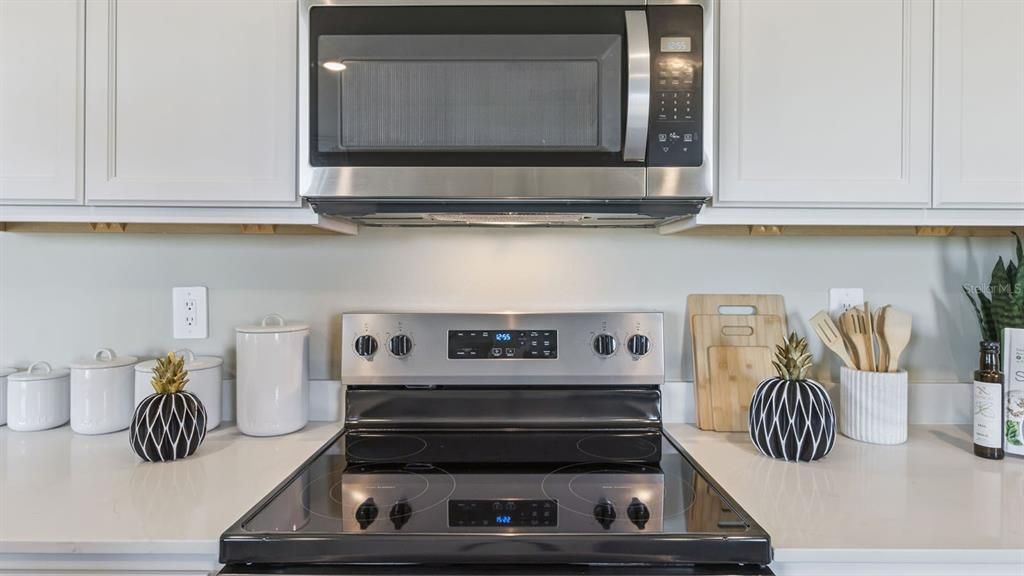 Activo con contrato: $325,990 (4 camas, 2 baños, 1665 Pies cuadrados)
