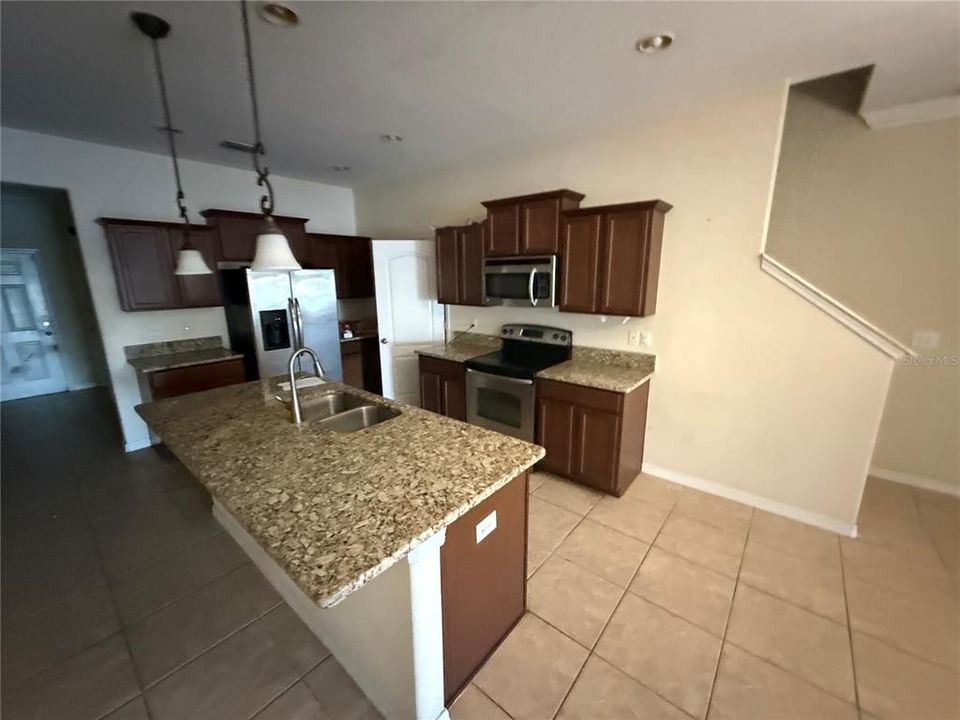 Activo con contrato: $192,850 (3 camas, 2 baños, 1760 Pies cuadrados)