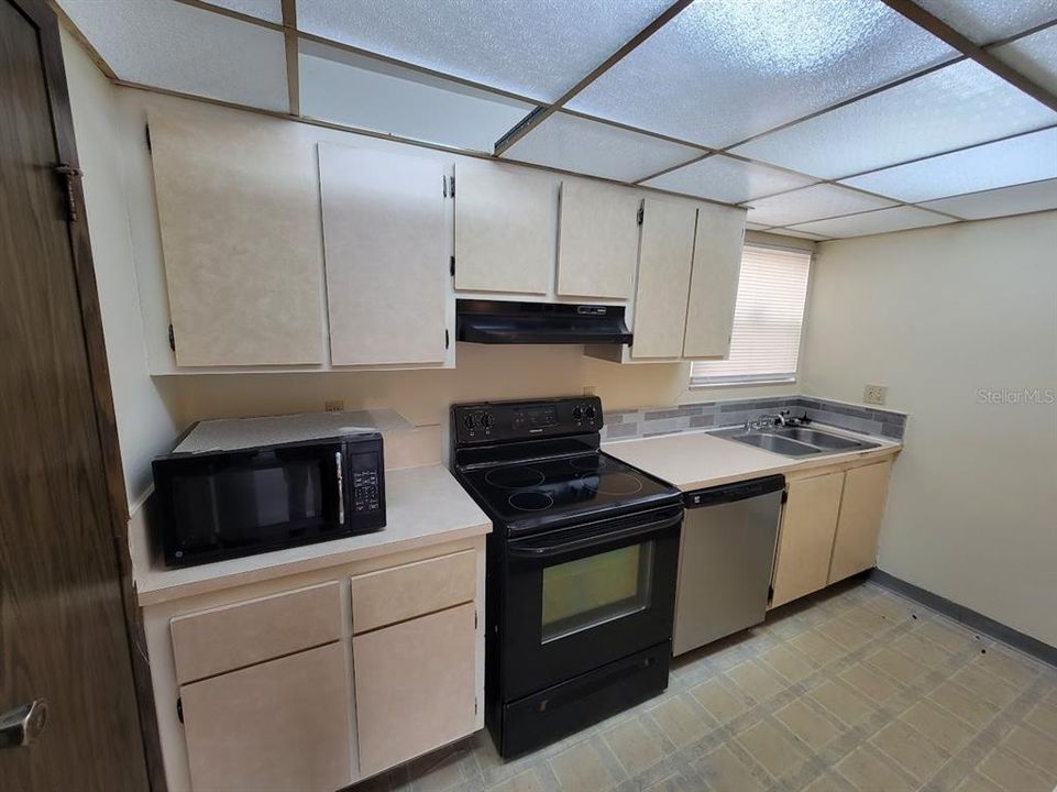 For Sale: $72,950 (1 beds, 1 baths, 876 Square Feet)