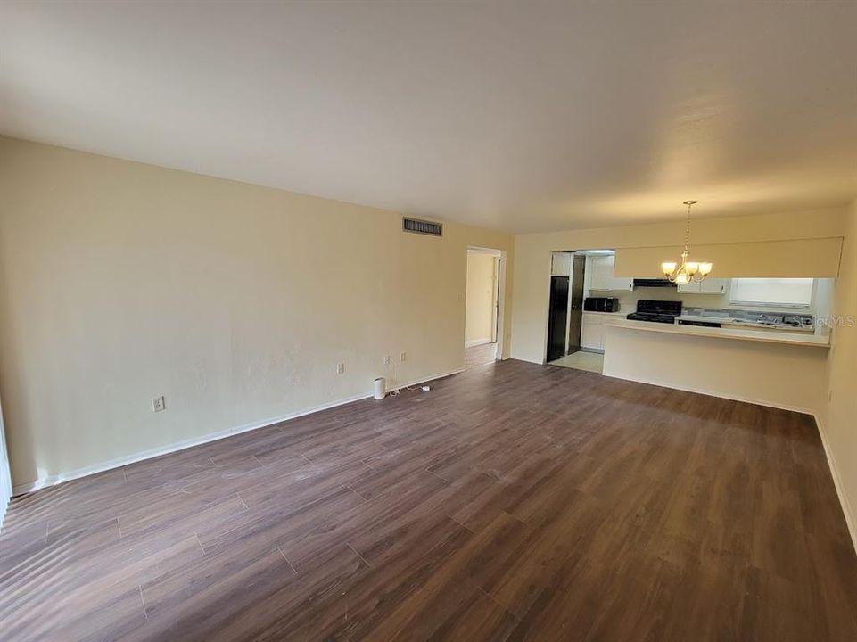 For Sale: $72,950 (1 beds, 1 baths, 876 Square Feet)