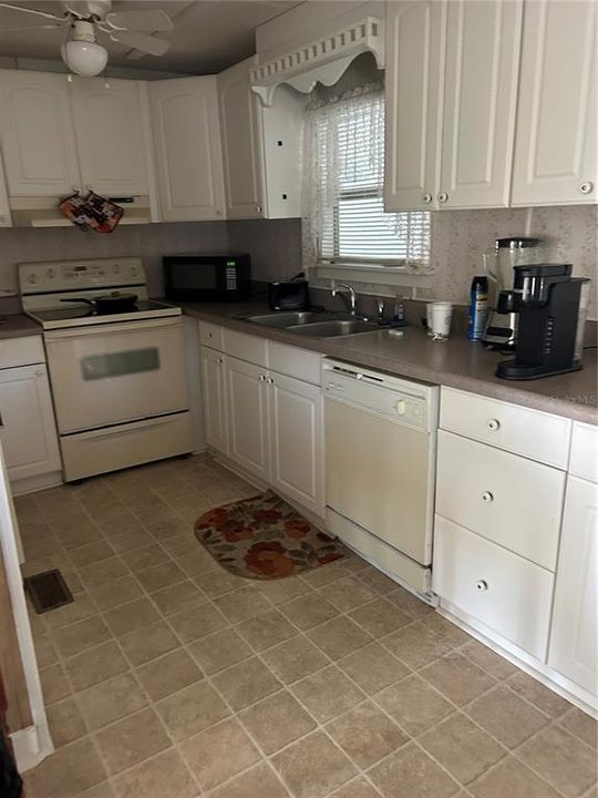 На продажу: $139,900 (2 спален, 2 ванн, 1140 Квадратных фут)