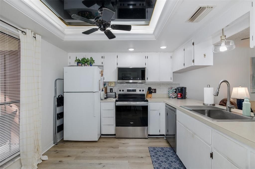 Active With Contract: $134,900 (2 beds, 2 baths, 1029 Square Feet)