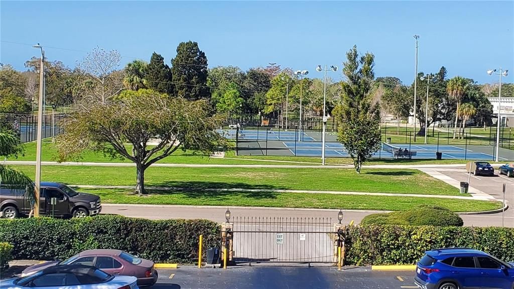 For Sale: $99,900 (1 beds, 1 baths, 523 Square Feet)