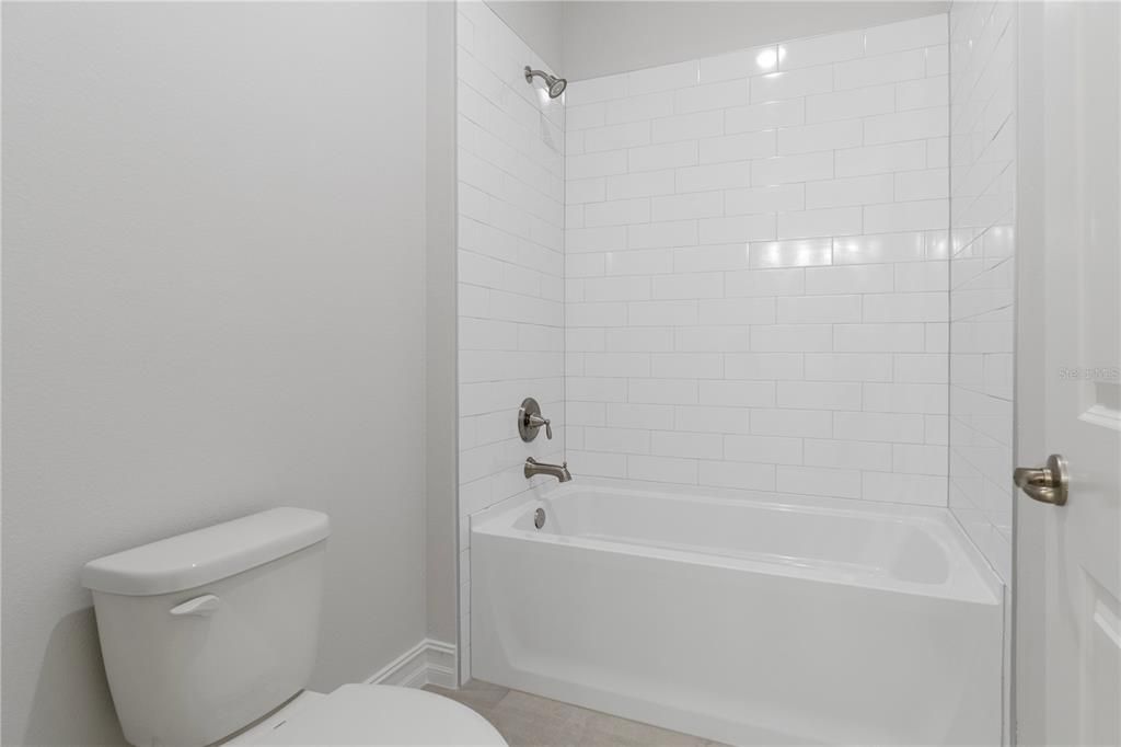 Activo con contrato: $495,000 (4 camas, 3 baños, 2412 Pies cuadrados)