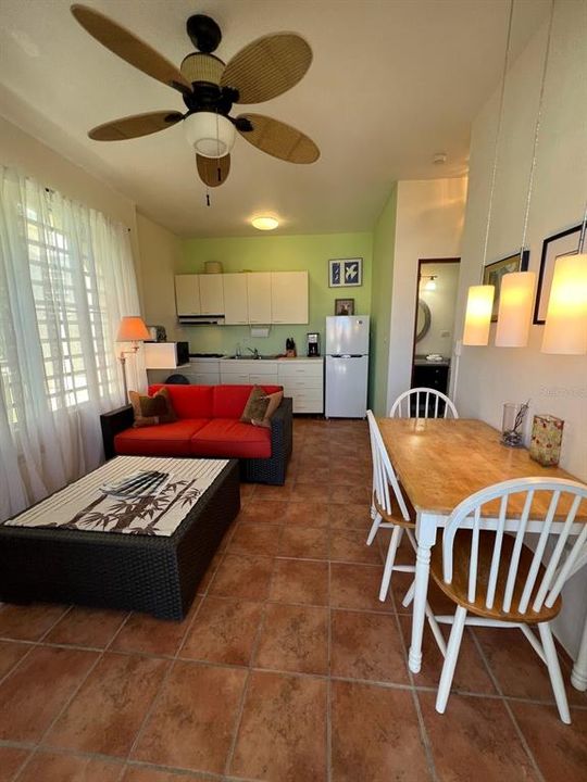 En Venta: $599,000 (4 camas, 4 baños, 2122 Pies cuadrados)