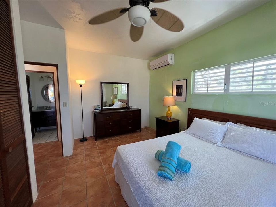 En Venta: $599,000 (4 camas, 4 baños, 2122 Pies cuadrados)