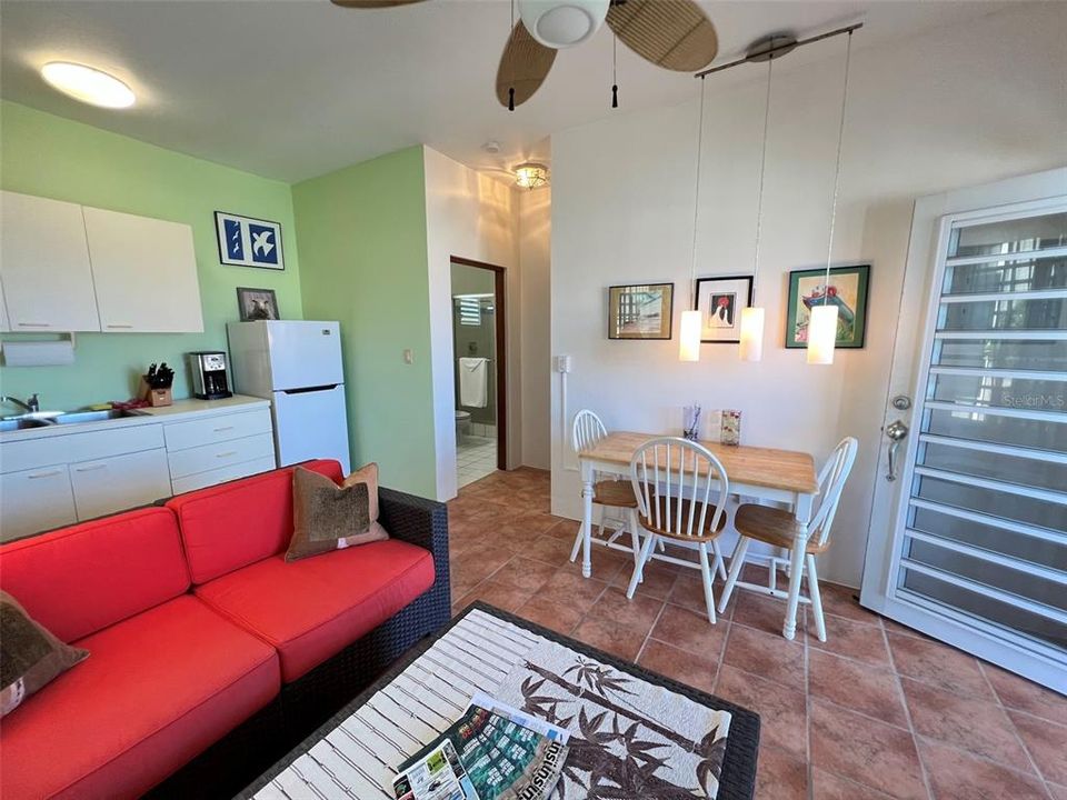 En Venta: $599,000 (4 camas, 4 baños, 2122 Pies cuadrados)