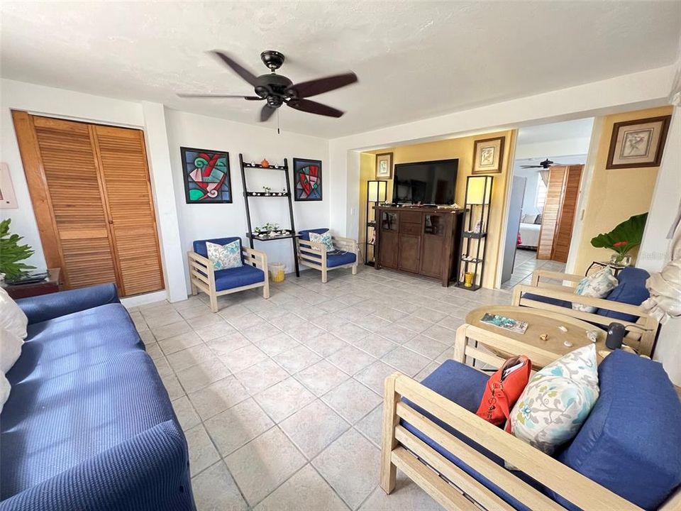 En Venta: $599,000 (4 camas, 4 baños, 2122 Pies cuadrados)