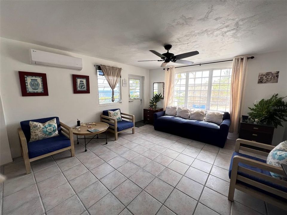 En Venta: $599,000 (4 camas, 4 baños, 2122 Pies cuadrados)