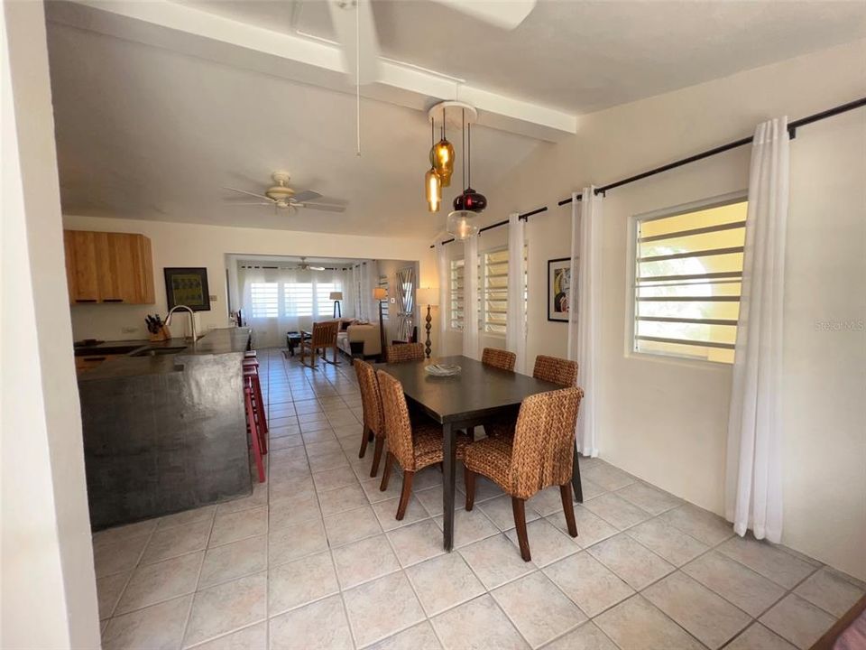 En Venta: $599,000 (4 camas, 4 baños, 2122 Pies cuadrados)