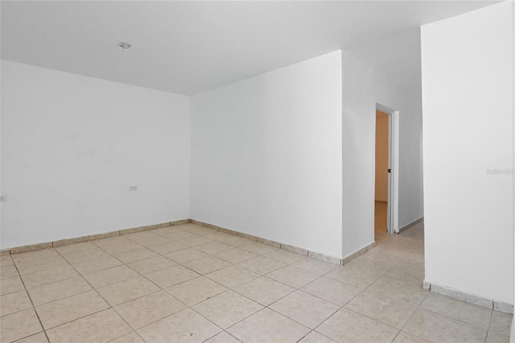 На продажу: $350,000 (7 спален, 3 ванн, 1982 Квадратных фут)