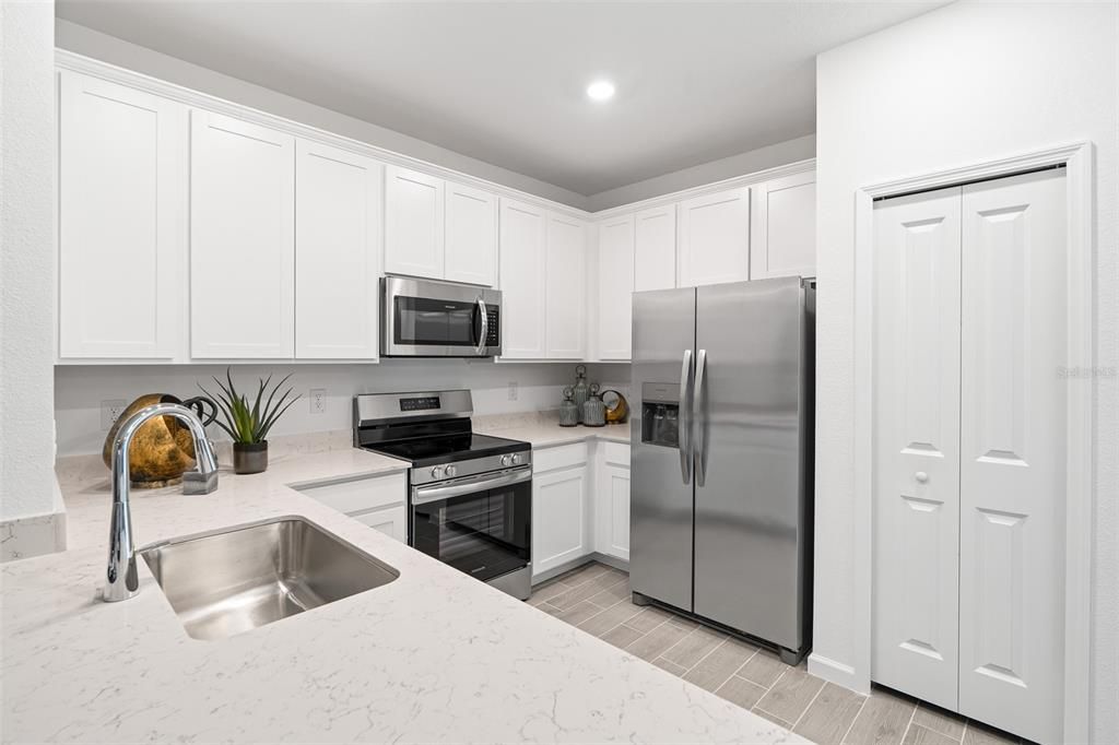 Под контрактом: $224,485 (3 спален, 2 ванн, 1682 Квадратных фут)