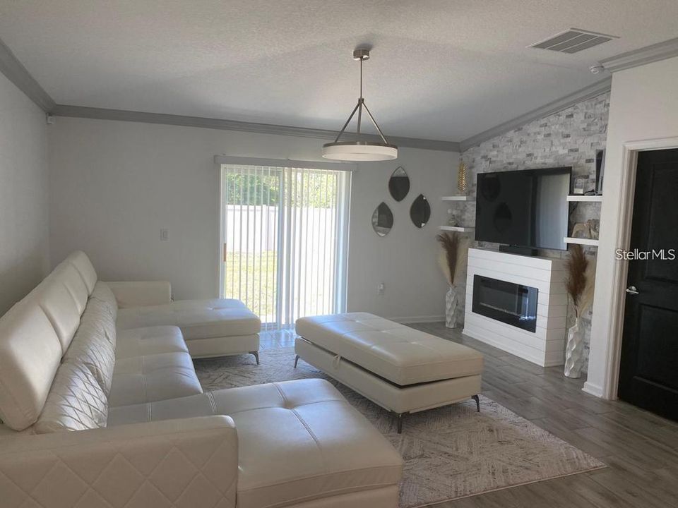 For Rent: $2,100 (4 beds, 2 baths, 1826 Square Feet)
