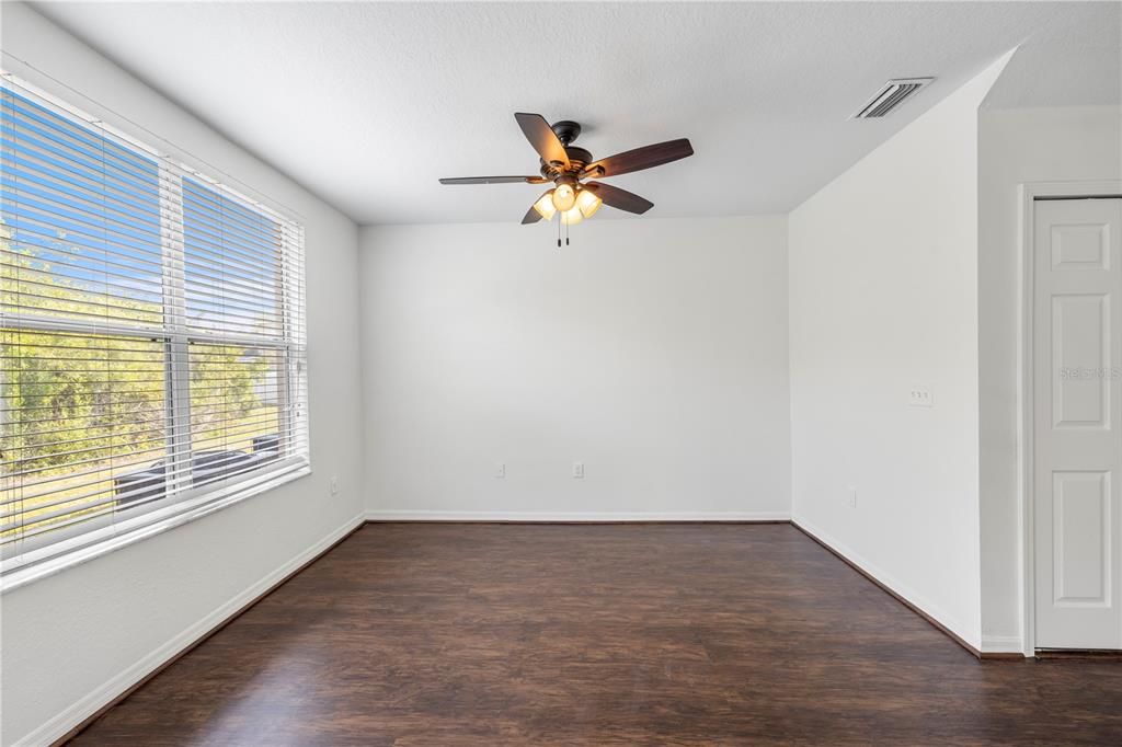Activo con contrato: $195,000 (3 camas, 2 baños, 1387 Pies cuadrados)