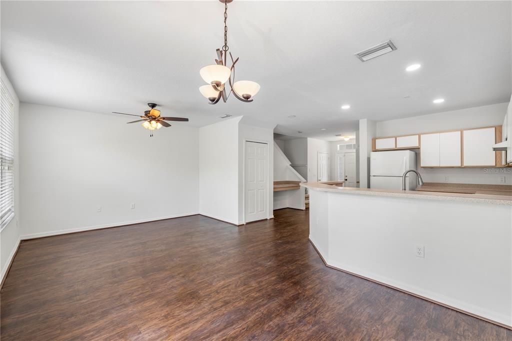 Activo con contrato: $195,000 (3 camas, 2 baños, 1387 Pies cuadrados)