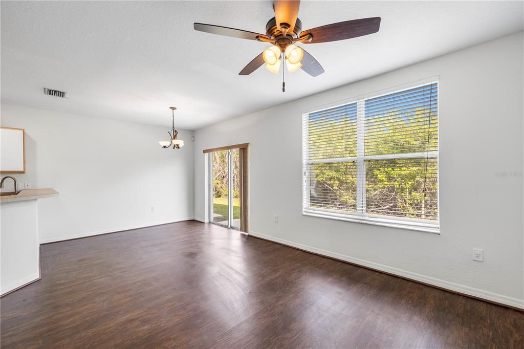 Activo con contrato: $195,000 (3 camas, 2 baños, 1387 Pies cuadrados)