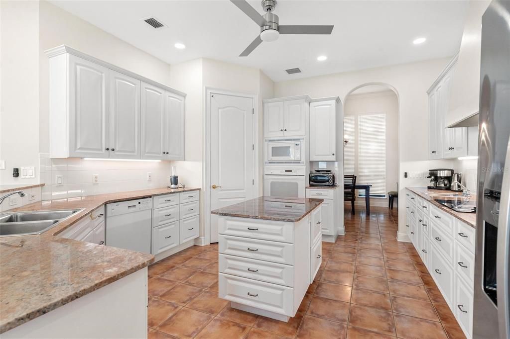 For Sale: $1,250,000 (3 beds, 2 baths, 3400 Square Feet)