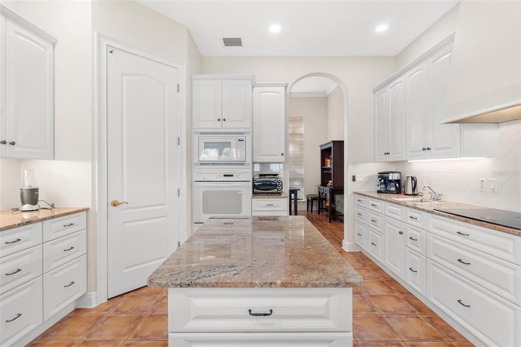 For Sale: $1,250,000 (3 beds, 2 baths, 3400 Square Feet)