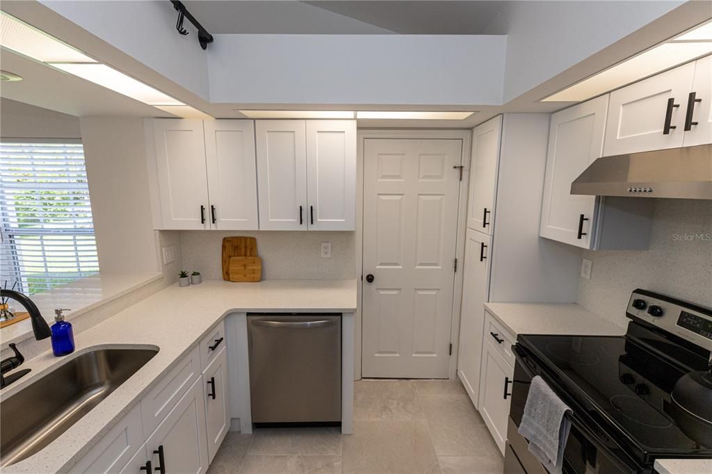 Active With Contract: $243,900 (2 beds, 2 baths, 1057 Square Feet)