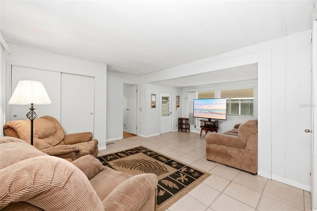 For Sale: $120,000 (2 beds, 2 baths, 804 Square Feet)