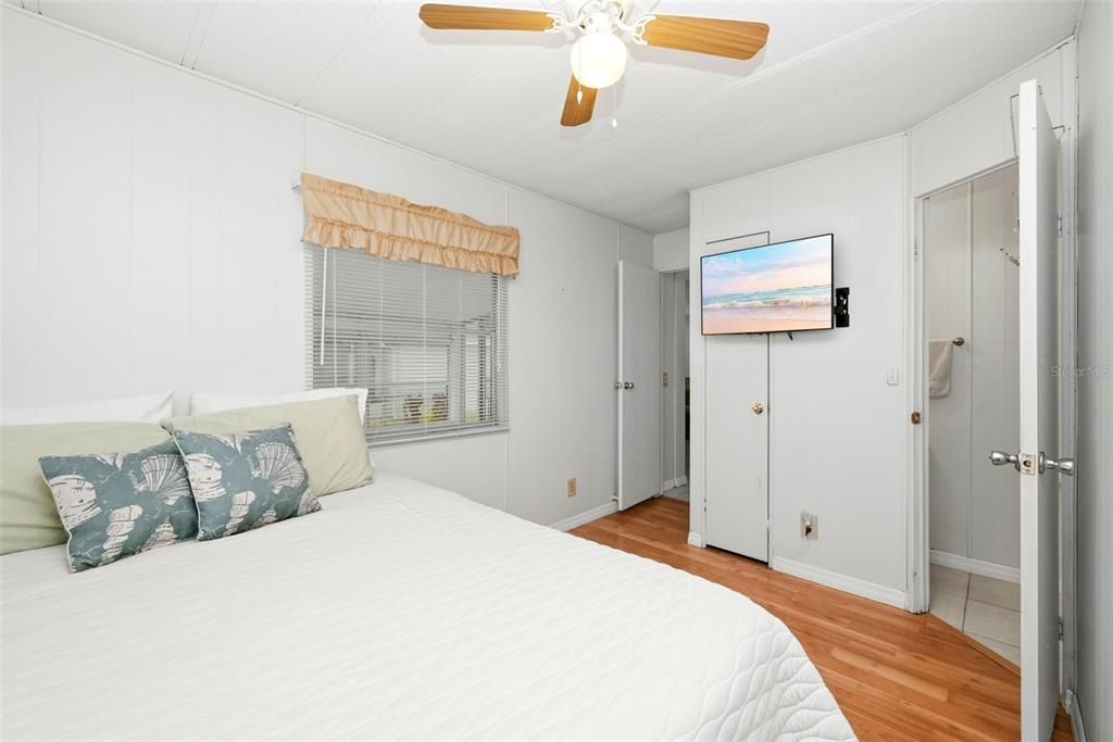 For Sale: $120,000 (2 beds, 2 baths, 804 Square Feet)