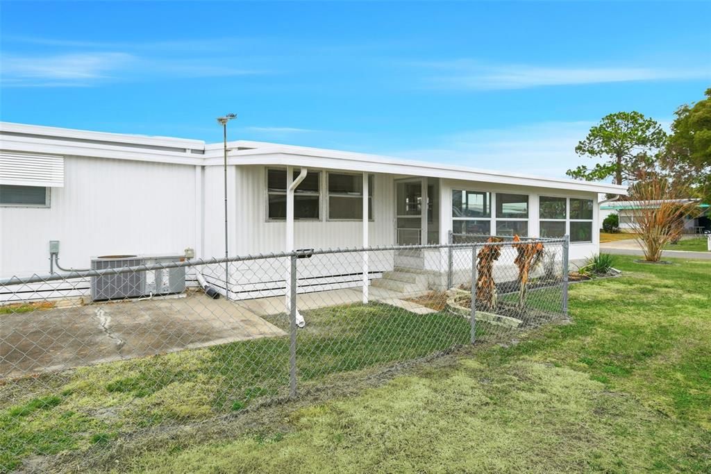 For Sale: $120,000 (2 beds, 2 baths, 804 Square Feet)