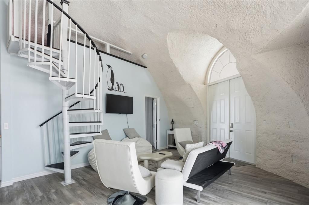 For Sale: $279,900 (1 beds, 1 baths, 652 Square Feet)