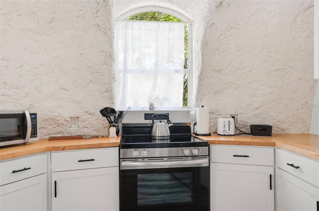 For Sale: $279,900 (1 beds, 1 baths, 652 Square Feet)