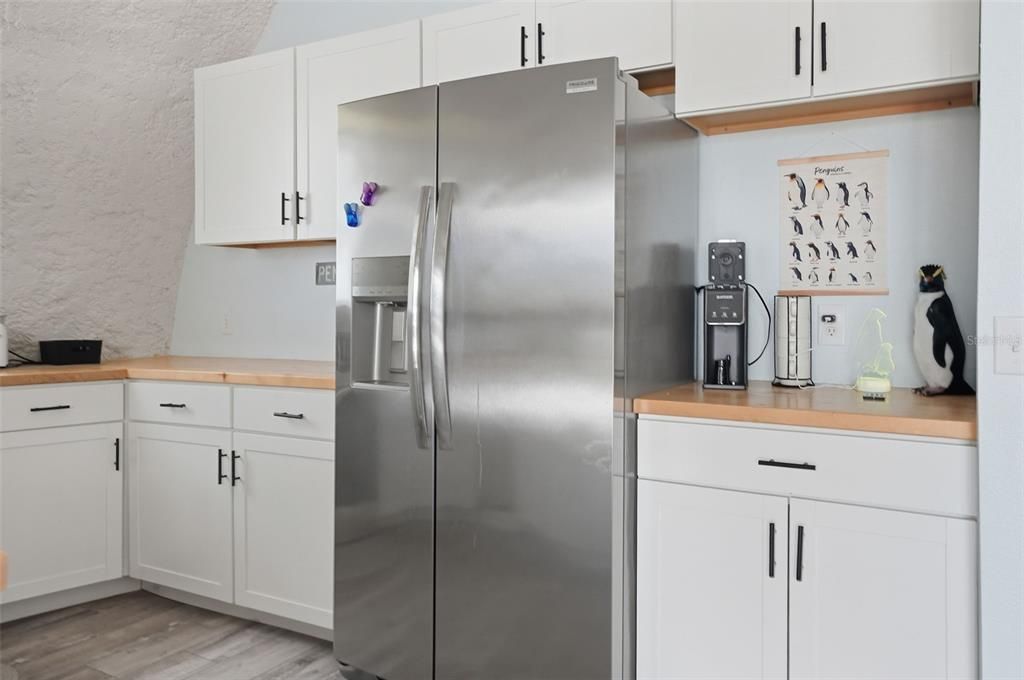 For Sale: $279,900 (1 beds, 1 baths, 652 Square Feet)