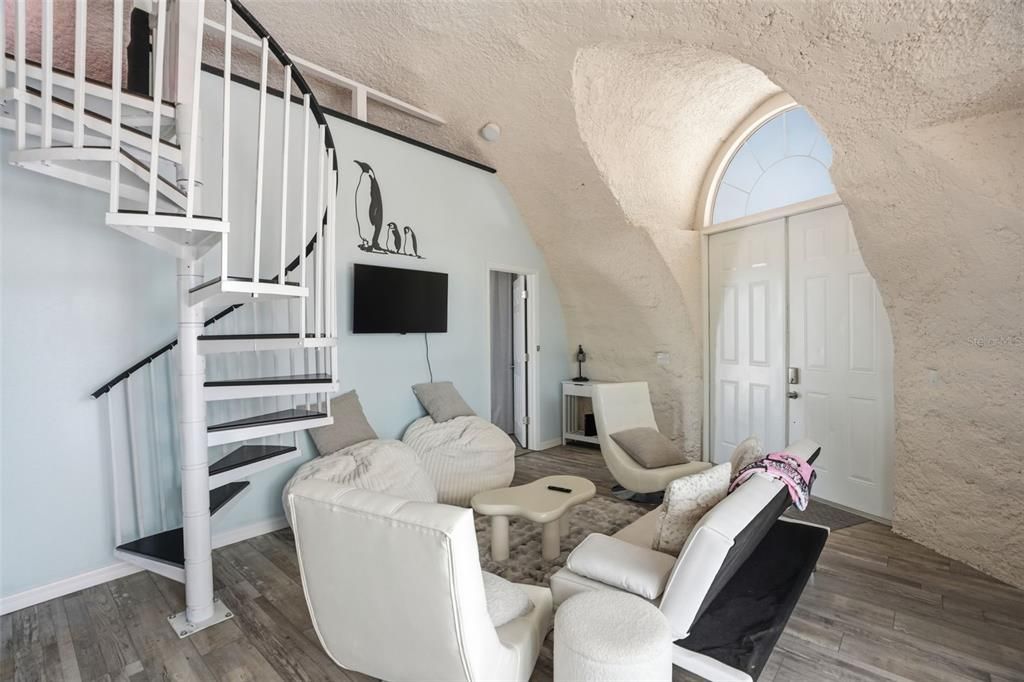 For Sale: $279,900 (1 beds, 1 baths, 652 Square Feet)
