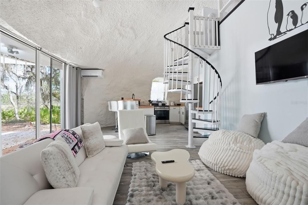 For Sale: $279,900 (1 beds, 1 baths, 652 Square Feet)