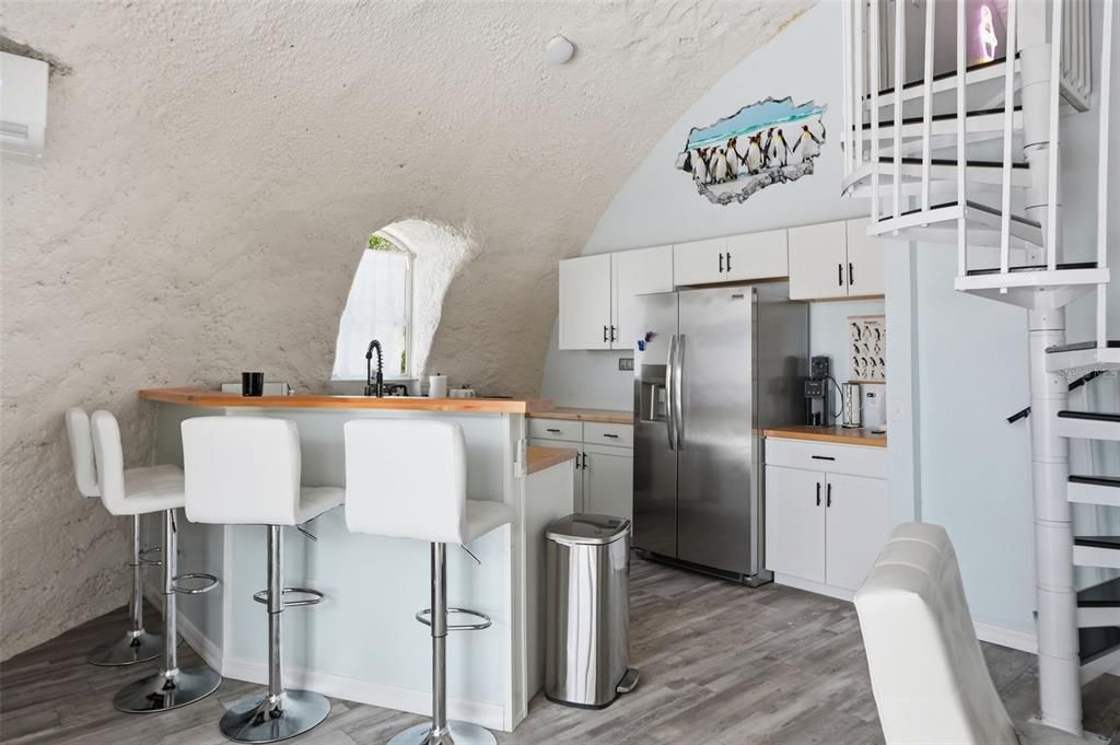 For Sale: $279,900 (1 beds, 1 baths, 652 Square Feet)