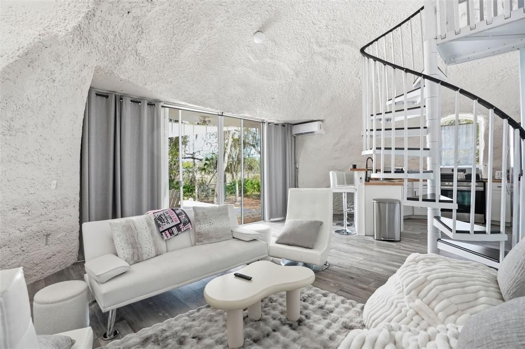 For Sale: $279,900 (1 beds, 1 baths, 652 Square Feet)